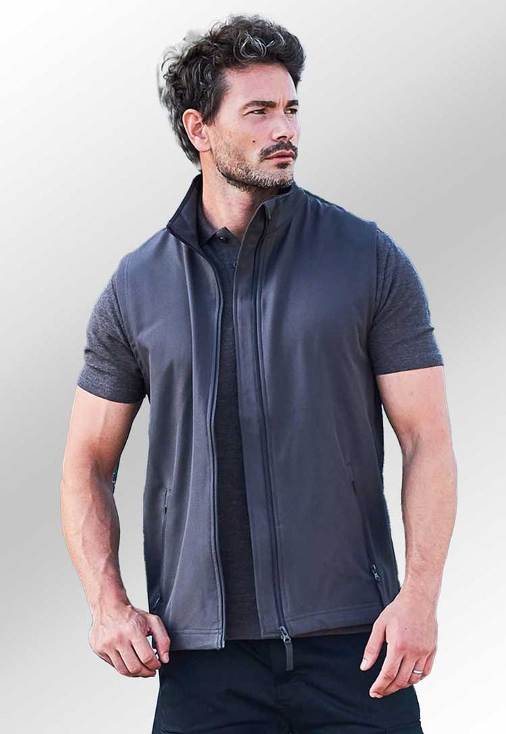 Model wearing Softshell Gilet RX550