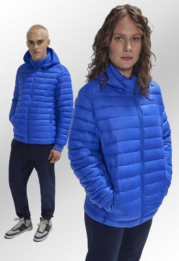 Models wearing B&C Reset Puffer Jacket BA515 in royal