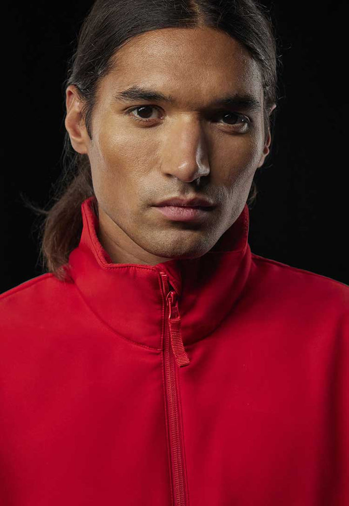 Model wearing B&C Reset 3Lr® Softshell BA514 in red