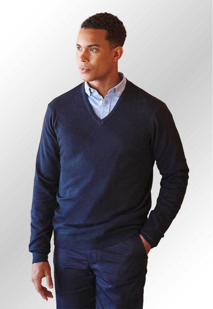 Model wearing HB720 12 gauge v-neck jumper in Navy