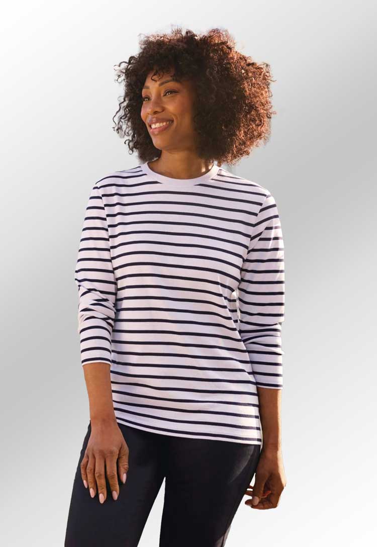 model weqring Lucy Breton Top in white/navy 