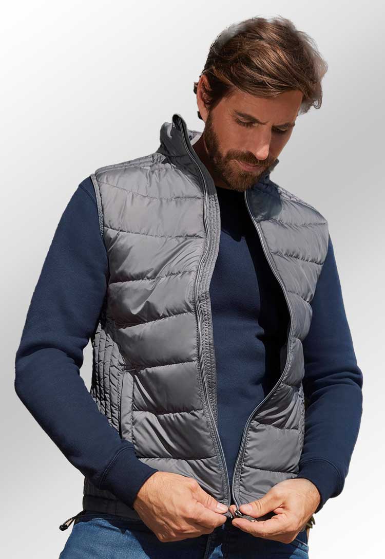 Model wearing Men's Nano Bodywarmer J441M