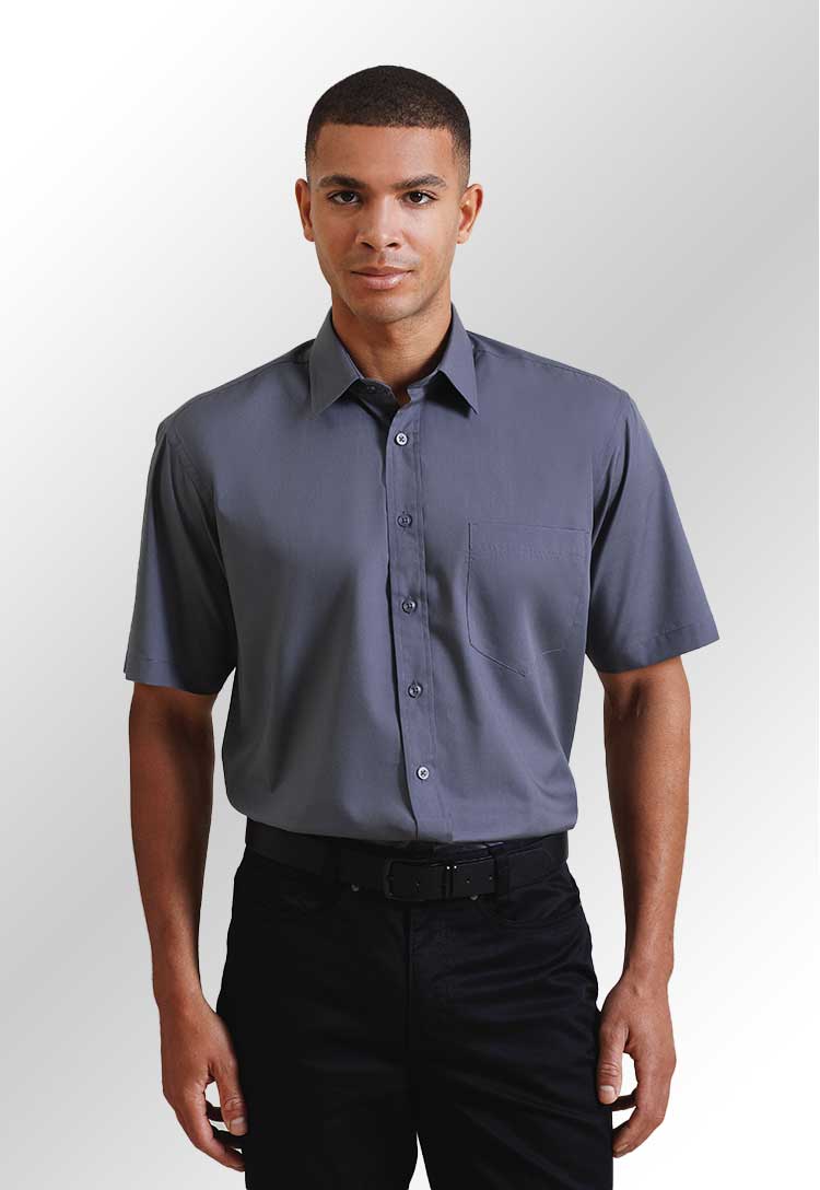 Model wearing a PR202 Short sleeve poplin shirt in Steel