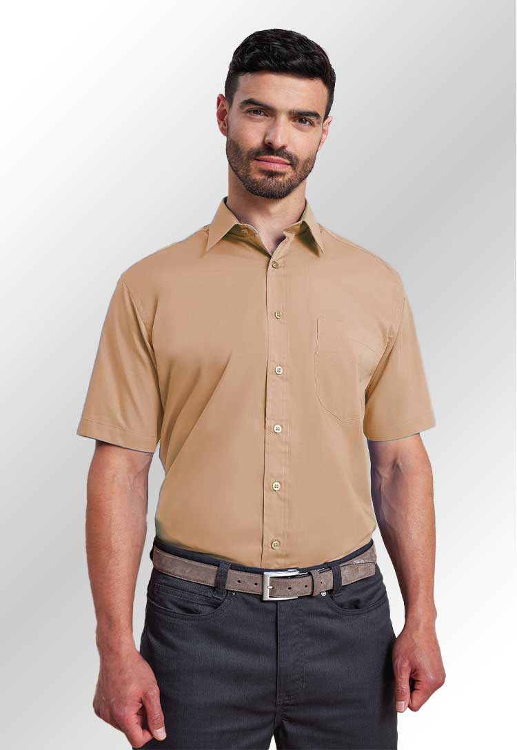 Model wearing PR202 Short sleeve poplin shirt in Khaki