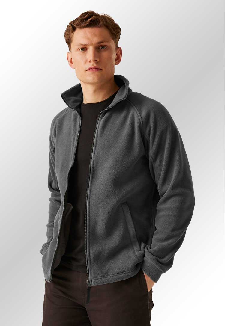 Model wearing RG122 Thor III fleece in Charcoal