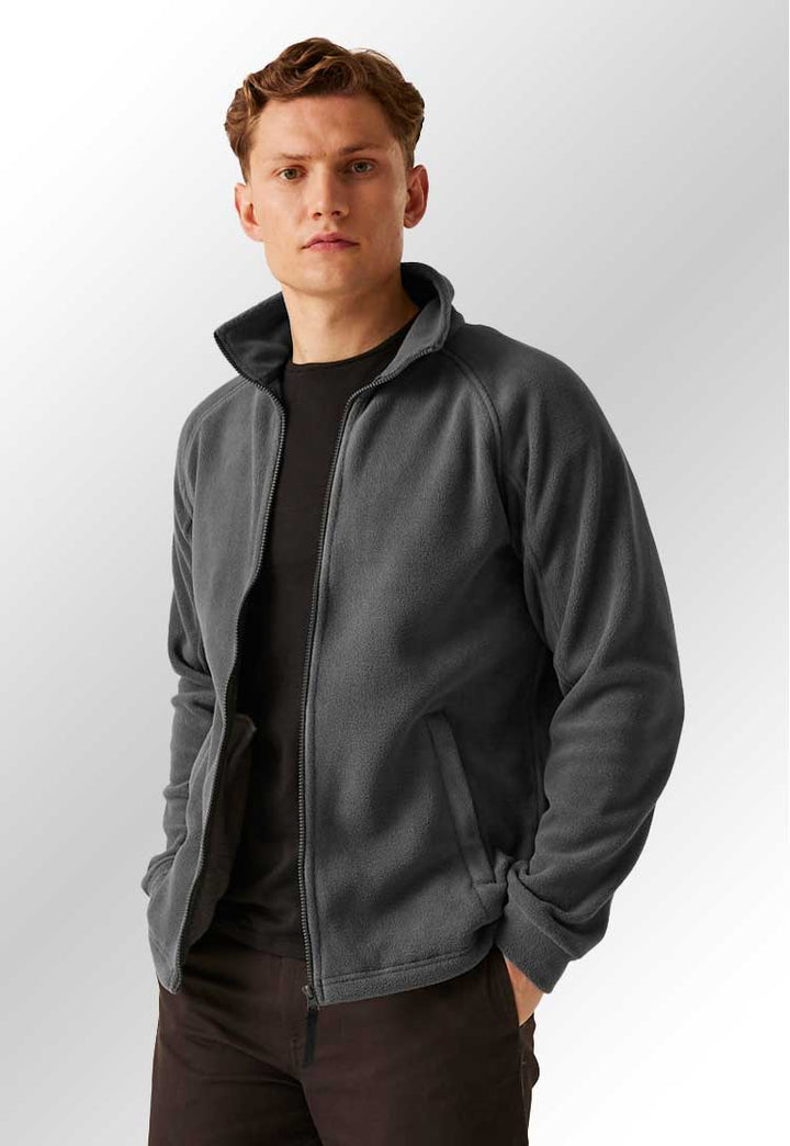 Model wearing RG122 Thor III fleece in Charcoal