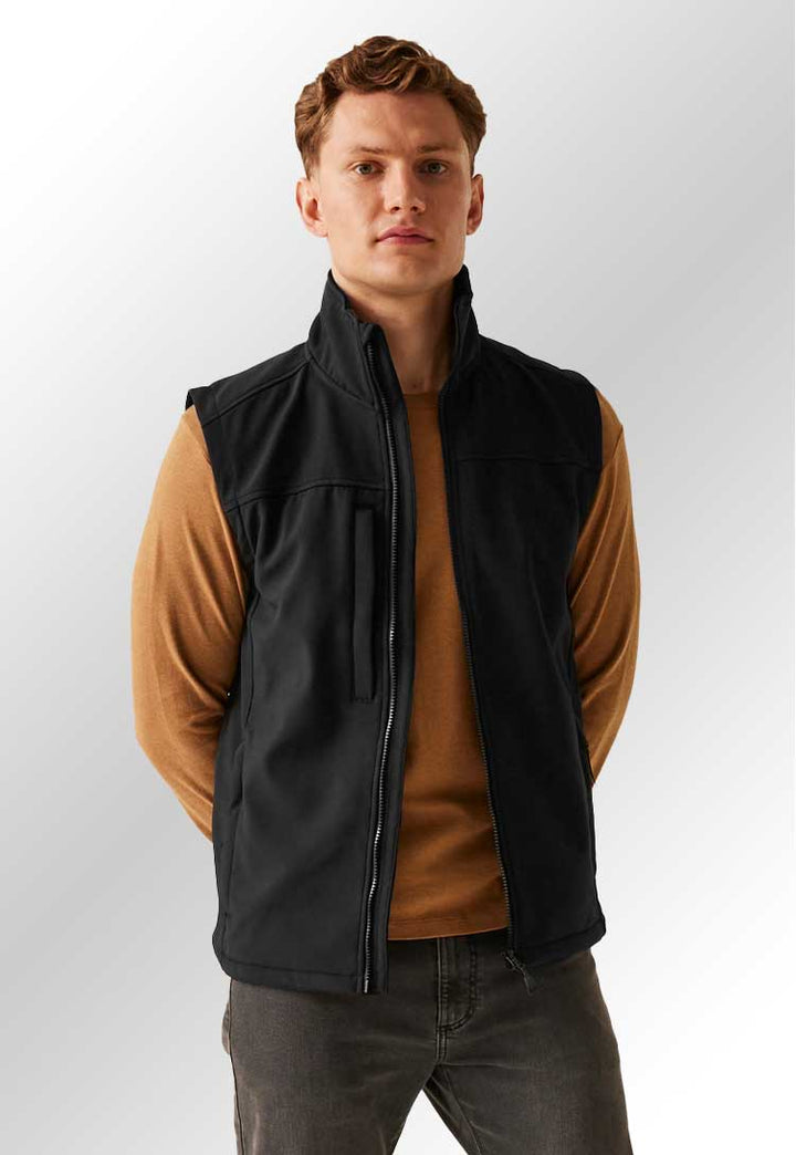 A model wearing the RG154 Flux softshell bodywarmer in Black