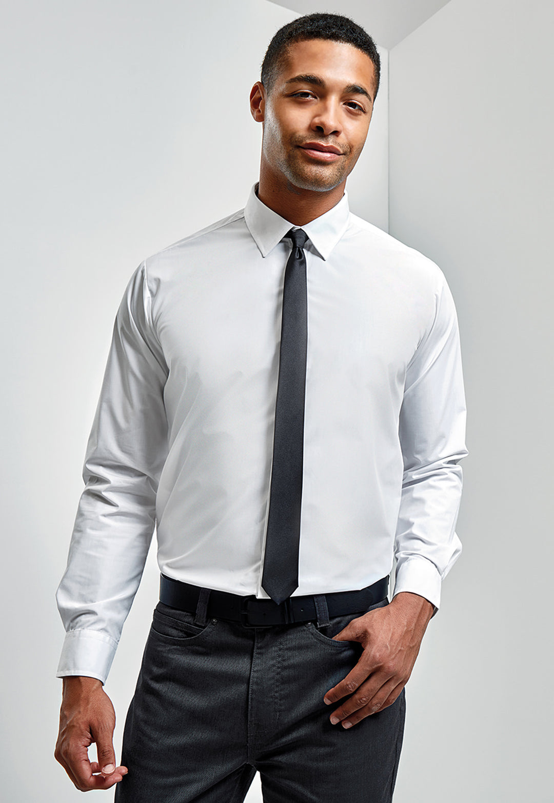 Model Wearing Slim Tie PR793 in Black